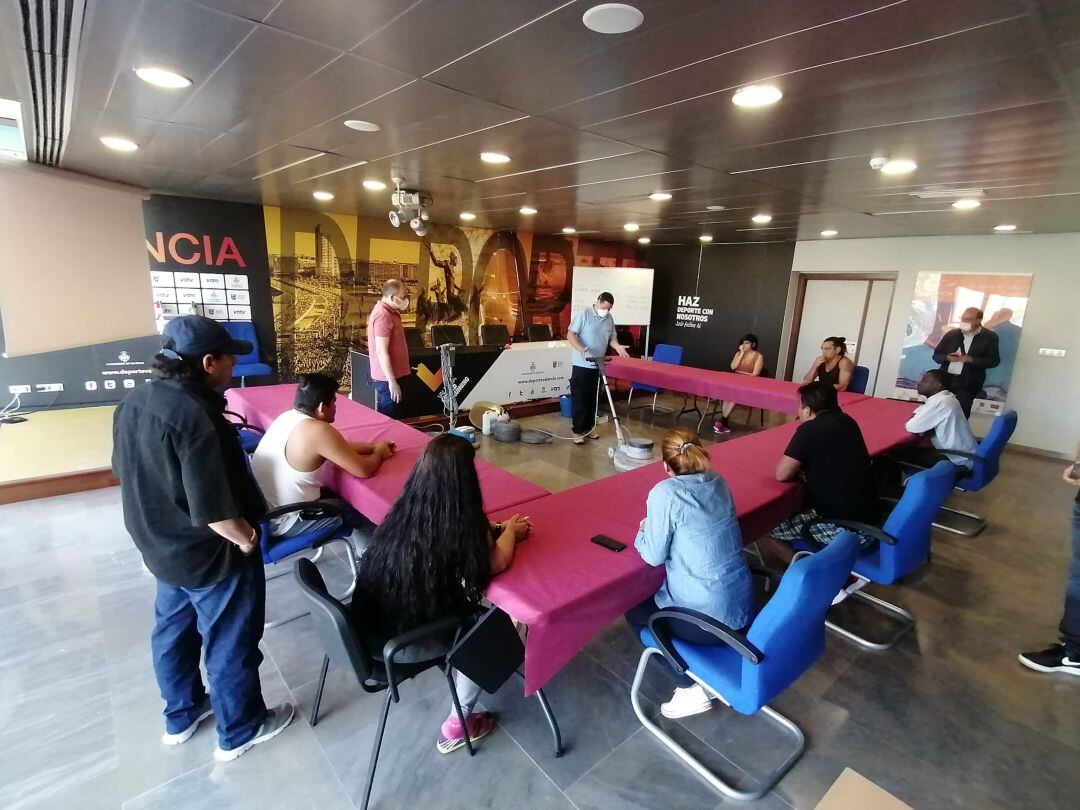 Los internos en el albergue de Petxina II han recibido cursos de inserción laboral durante estos meses de confinamiento.