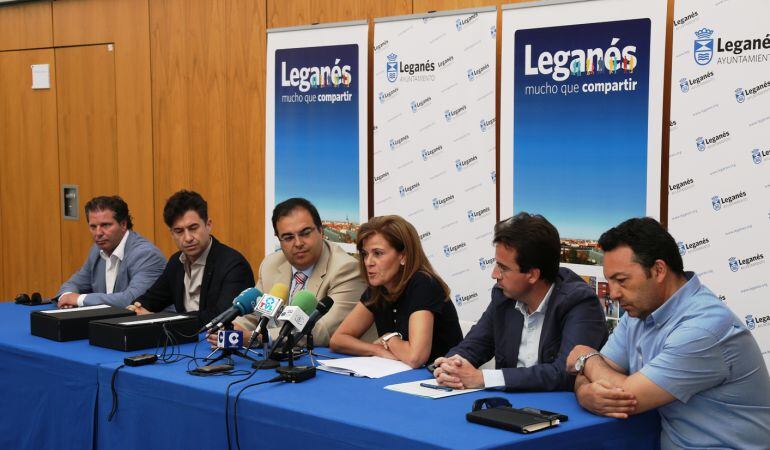 La presidenta del club, junto al alcalde y concejales de Leganés