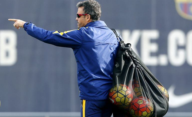 Luis Enrique señala a un jugador en el entrenamiento