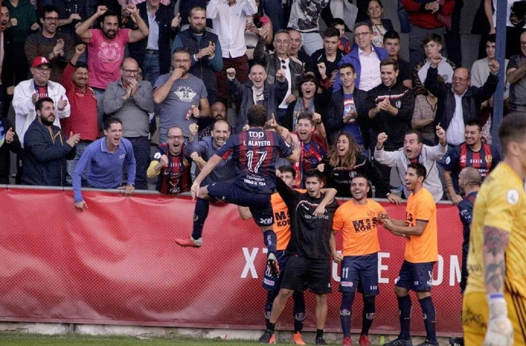 Íñigo Alayeto celebrando un gol con la afición