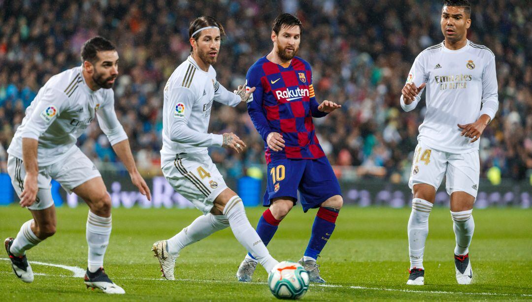 Carvajal, Ramos, Messi y Casemiro, en uno de los últimos Clásicos.