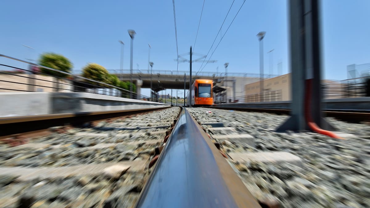 Desalojan el TRAM de Alicante por un falso aviso de bomba después de que un hombre amenazara con inmolarse dentro de uno de los vagones
