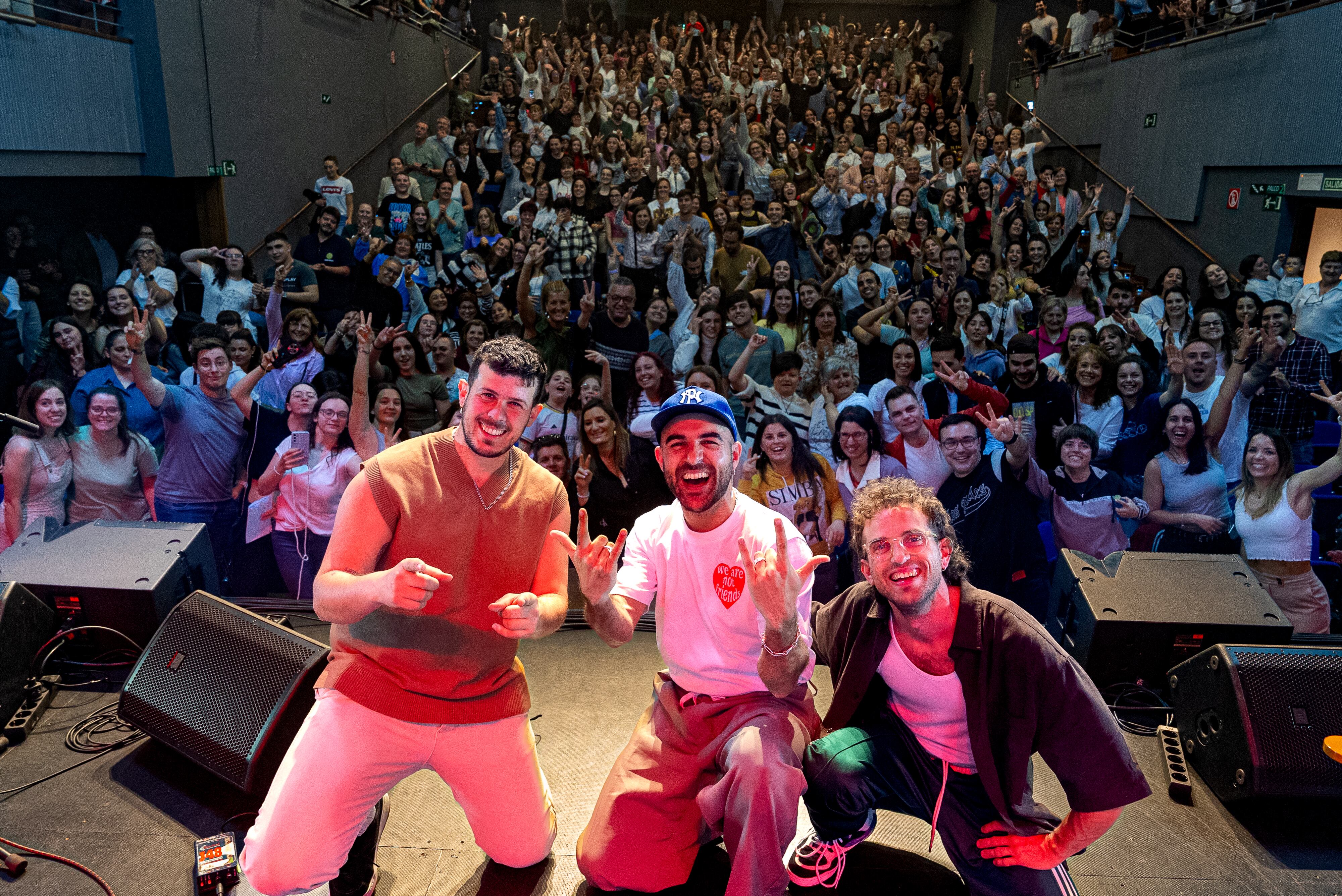 Nil Moliner junto a sus músicos, se despide del público de Los40 Stage en Villamuriel