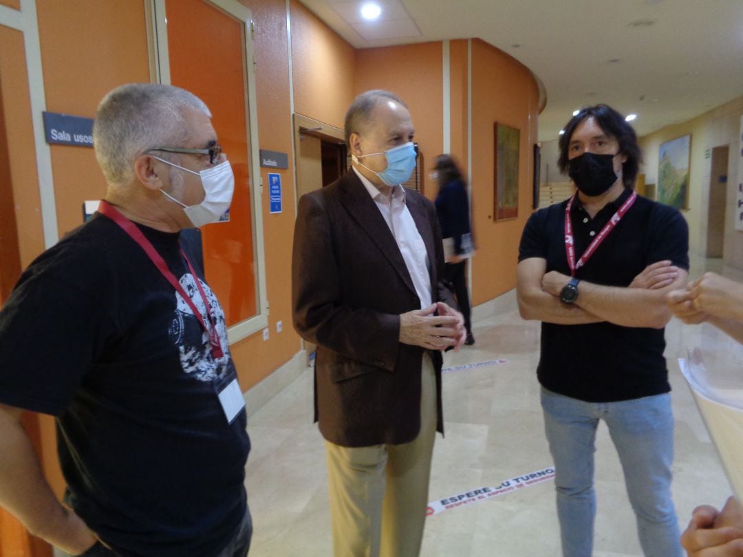 Fernando Lara, director de la SEMINCI (centro), acompañado de los directores del curso, Diego Morán (izq) y Paco Santamaría