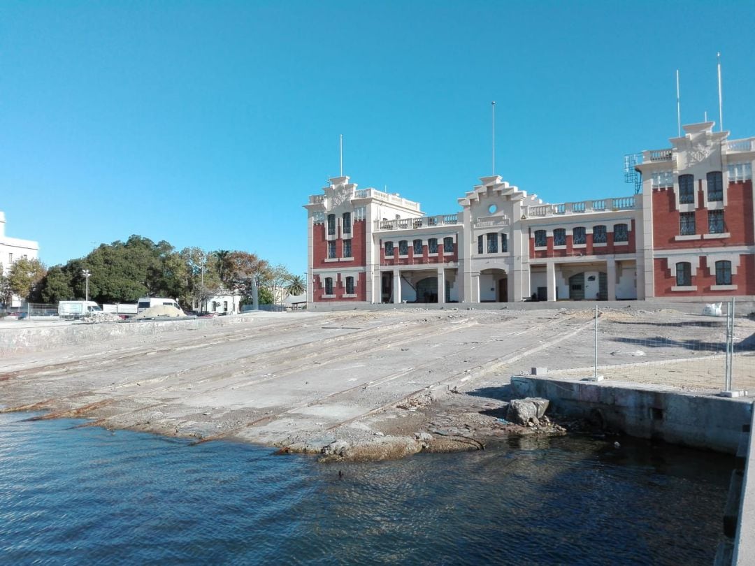 La antigua rampa del Varadero sale a la luz durante el desmontaje de un edificio efímero de la Copa América