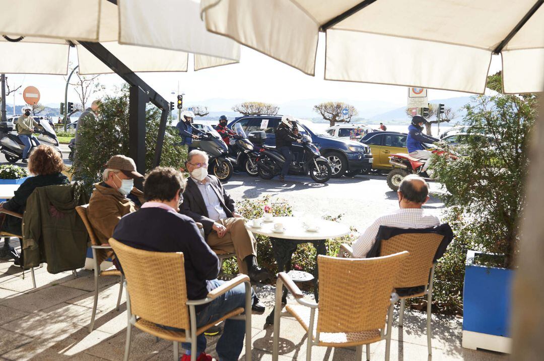 Archivo - Personas sentadas en terrazas.- Archivo