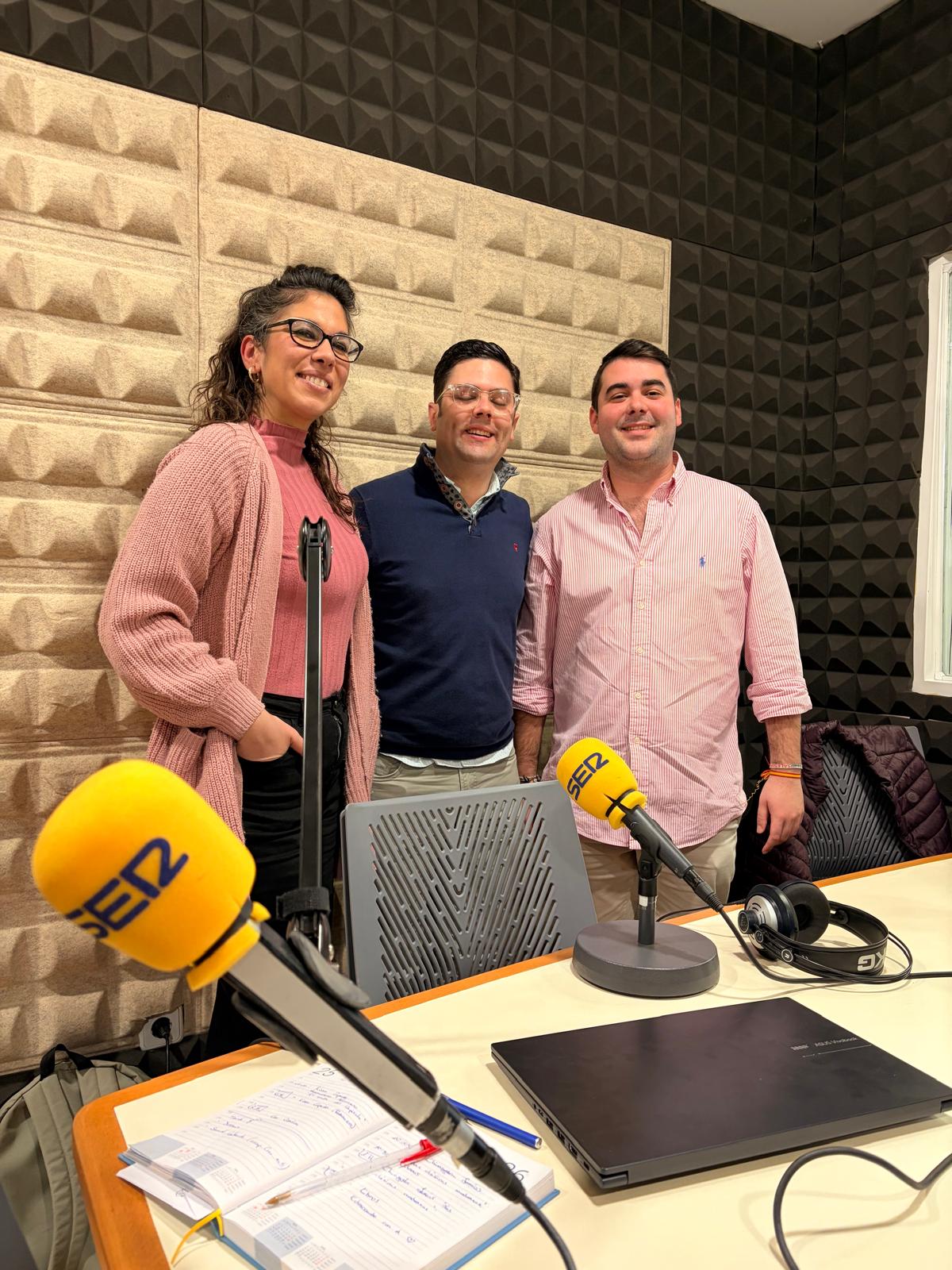 Sergio Cruz, Hermano Mayor de la Hermandad del Soberano del barrio del Pantano visita los estudios de Radio Morón