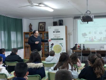 Bernardo García en un momento de la charla a los alumnos y alumnas del colegio General Fresneda