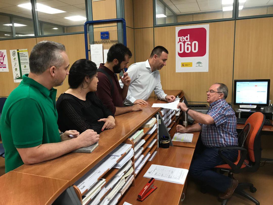 Psoe e Iu registran la solicitud de un pleno extraordinario.