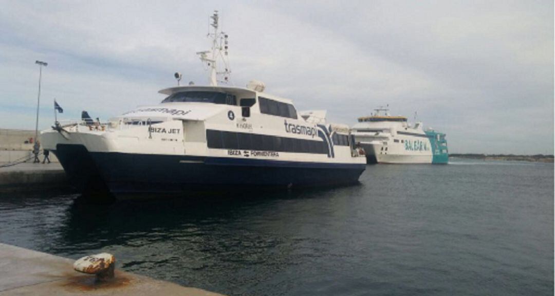 Barcos amarrados en el puerto de La Savina