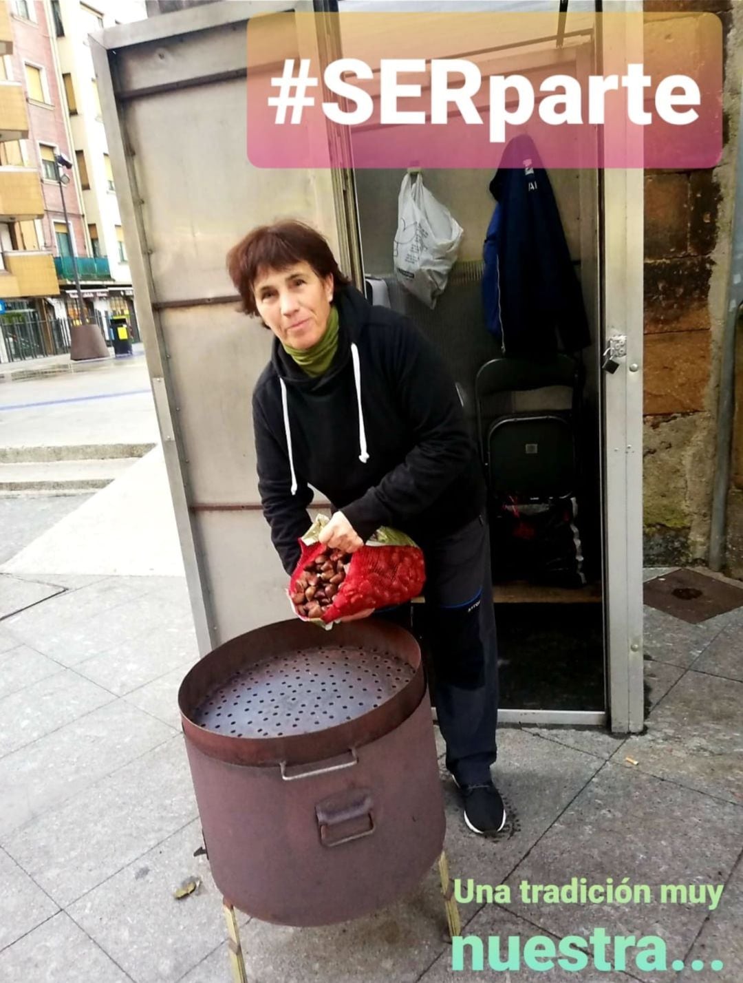 Dori López lleva ya varios años vendiendo sus castañas asadas en Eibar