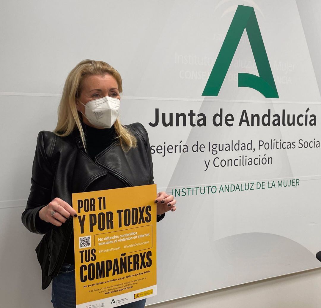 La directora del Instituto Andaluz de la Mujer, Laura Fernández, durante la presentación de la campaña contra la ciberviolencia machista. 