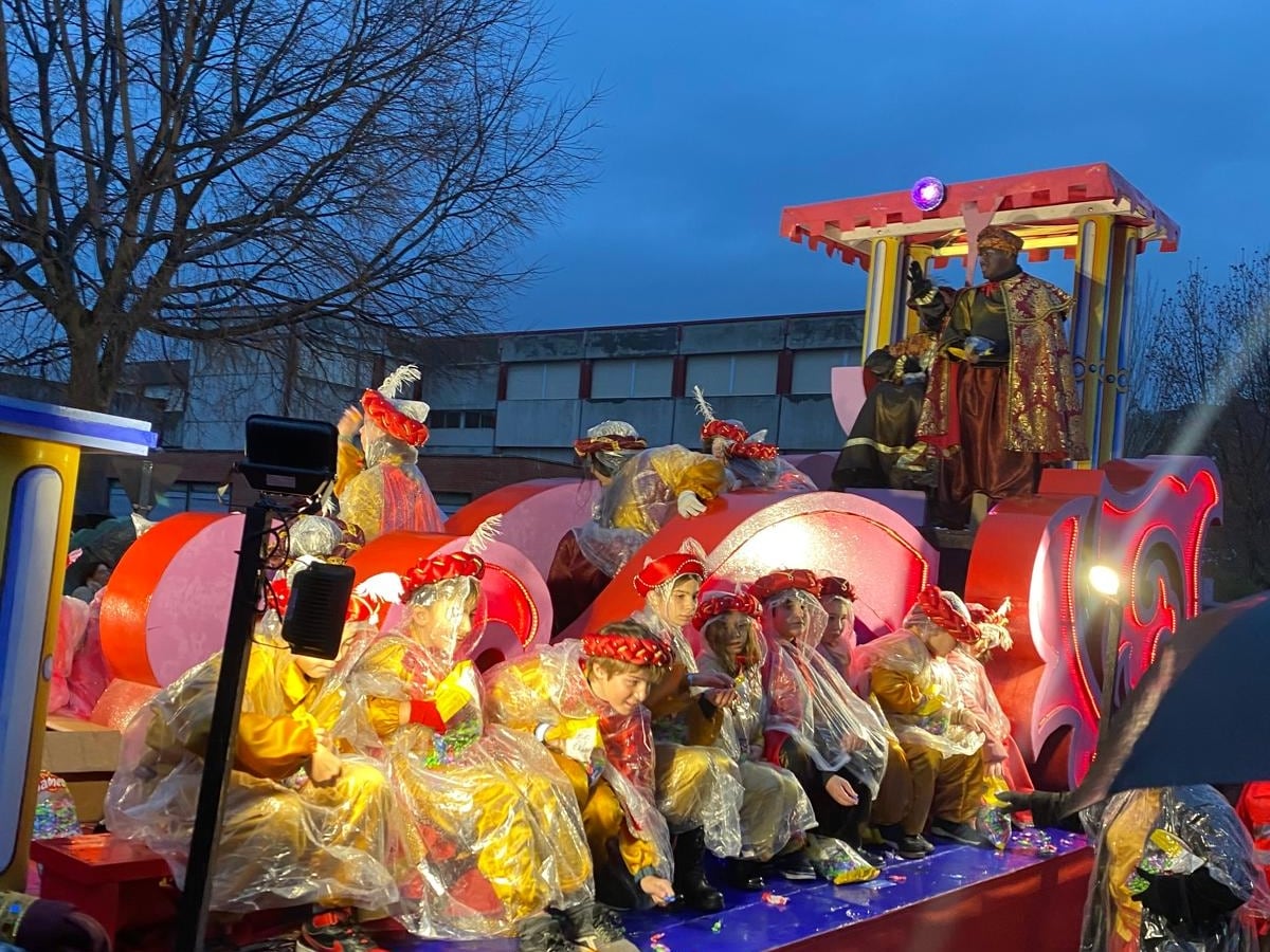 Así ha sido la cabalgata de Reyes 2025 en Talavera, que ha quedado deslucida por la lluvia