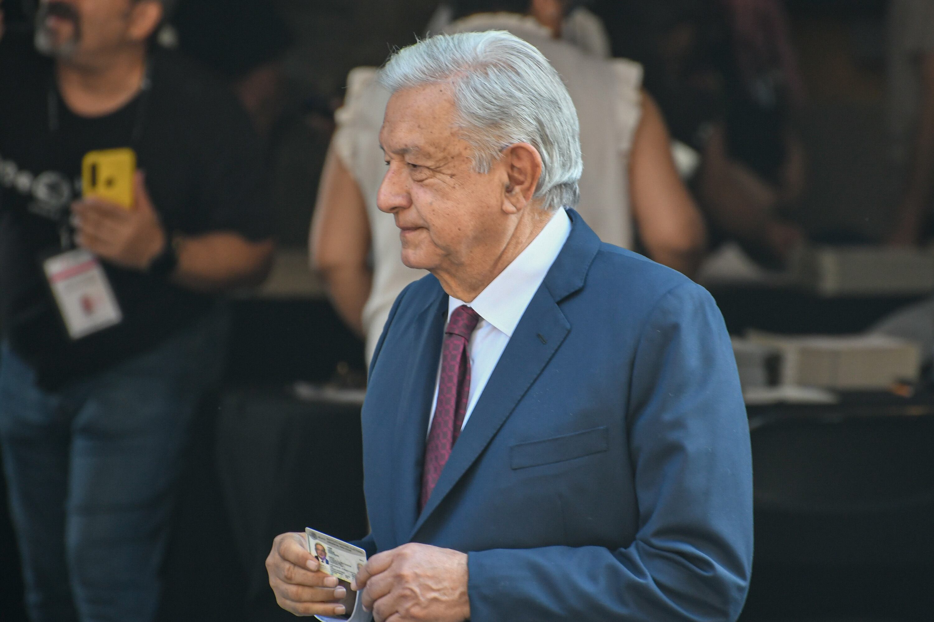 López Obrador vota.