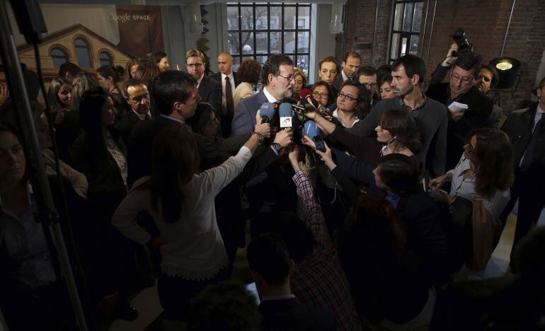 El presidente del Gobierno en funciones, Mariano Rajoy, durante unas declaraciones ante los periodistas