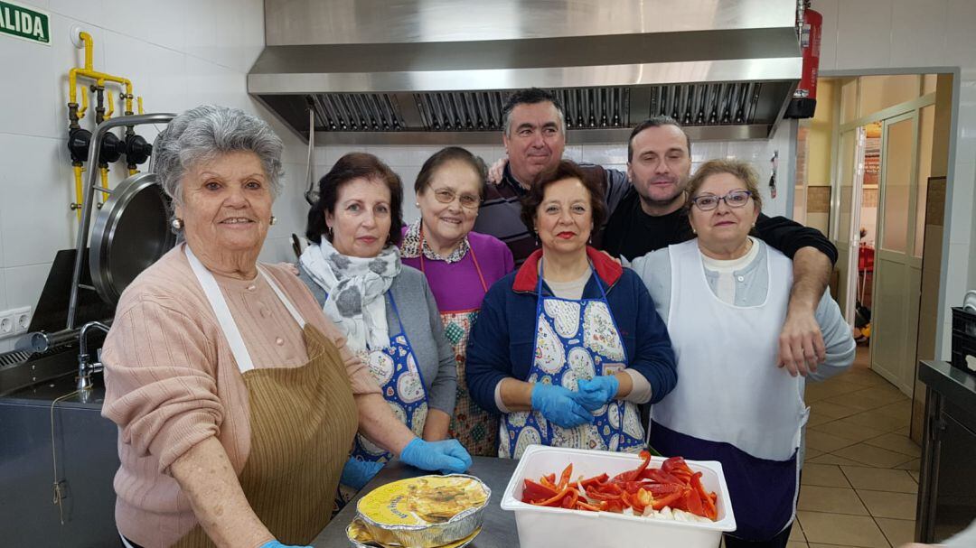 Personal voluntario del Comedor Social de Cártitas en Linares.