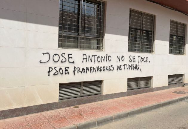 Una de las pintadas que han aparecido en el lateral de la sede de UGT