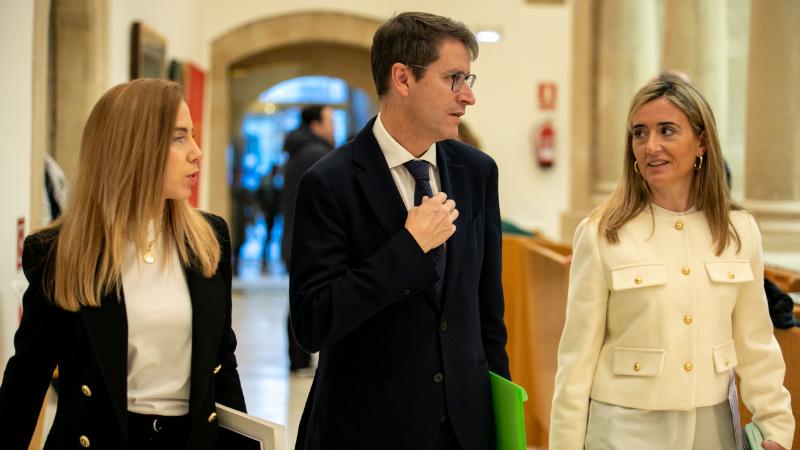 La presidenta del Parlamento, Marta Fernández, y la portavoz del grupo del PP, Cristina Maiso, acompañan al presidente de La Rioja, Gonzalo Capellán, en el camino hacia el hemiciclo en el Parlamento.