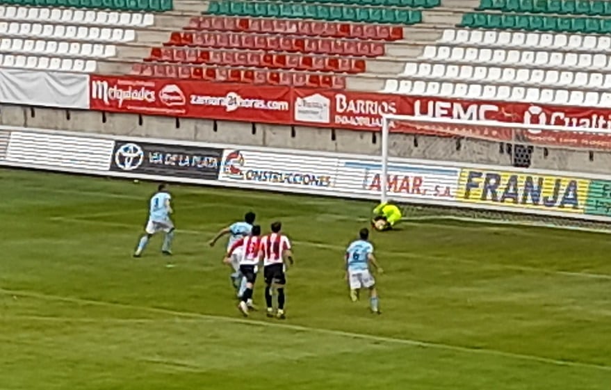 Pau Torres detiene el segundo penalti