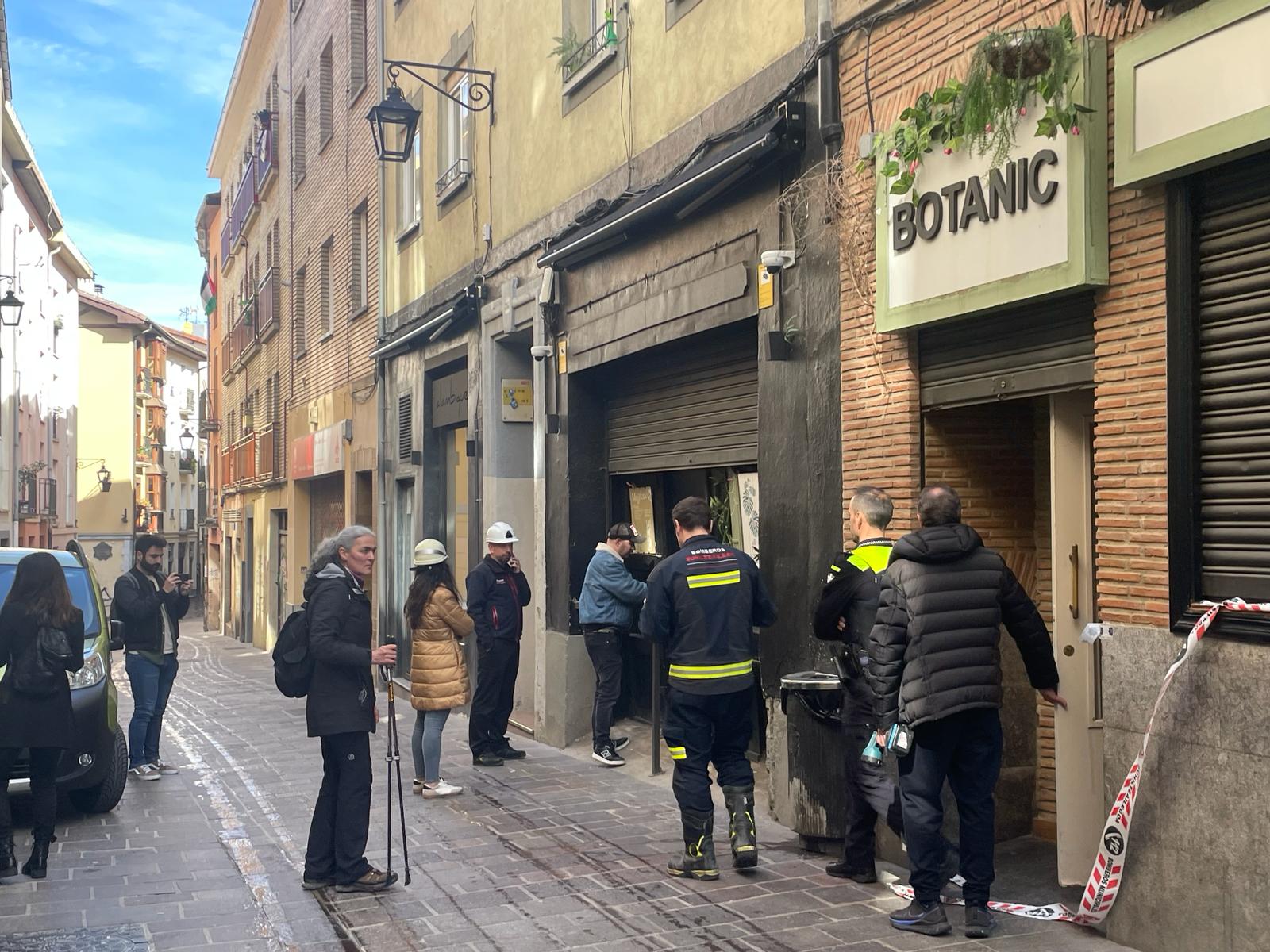 Visita de los bomberos y peritos al local Botanic tras el derrumbe de parte del falso techo