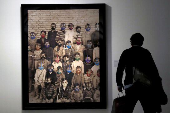 Un hombre observa una de las obras que pueden contemplarse en la exposición.