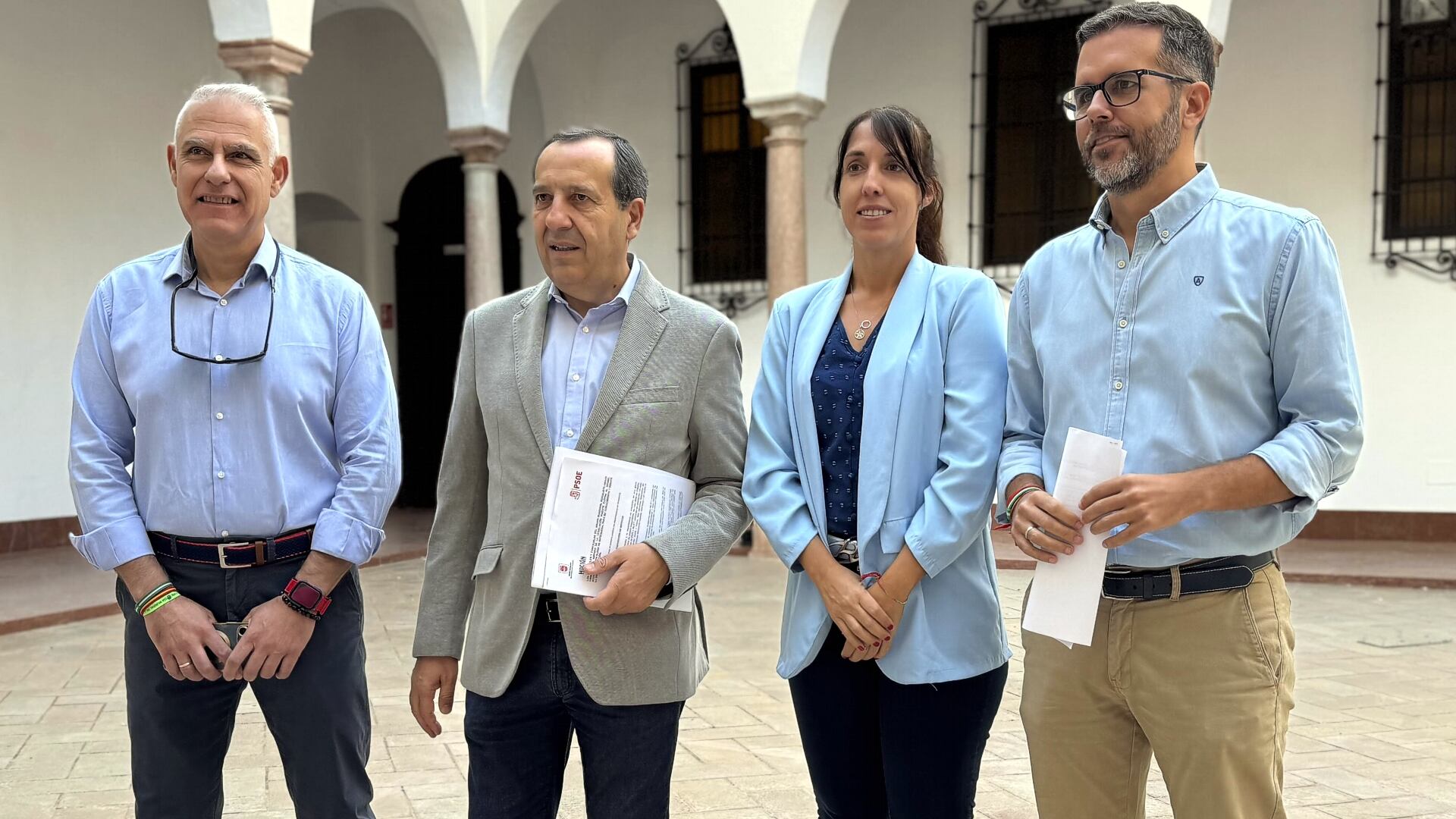 José Luis Ruiz Espejo ofrece una rueda de prensa en el patio del edificio de San Juan de Dios de Antequera