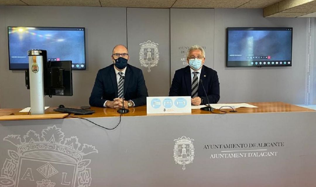 Los portavoces Villar y Manresa en la rueda de prensa donde han anunciado los acuerdos de la Junta de Gobierno Local de este martes