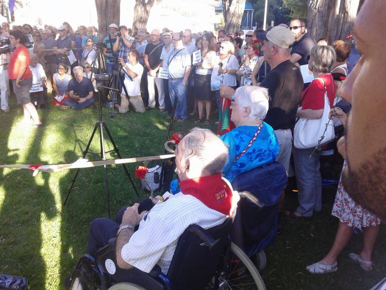 Familiares de los fusilados, durante el homenaje celebrado en Pamplona