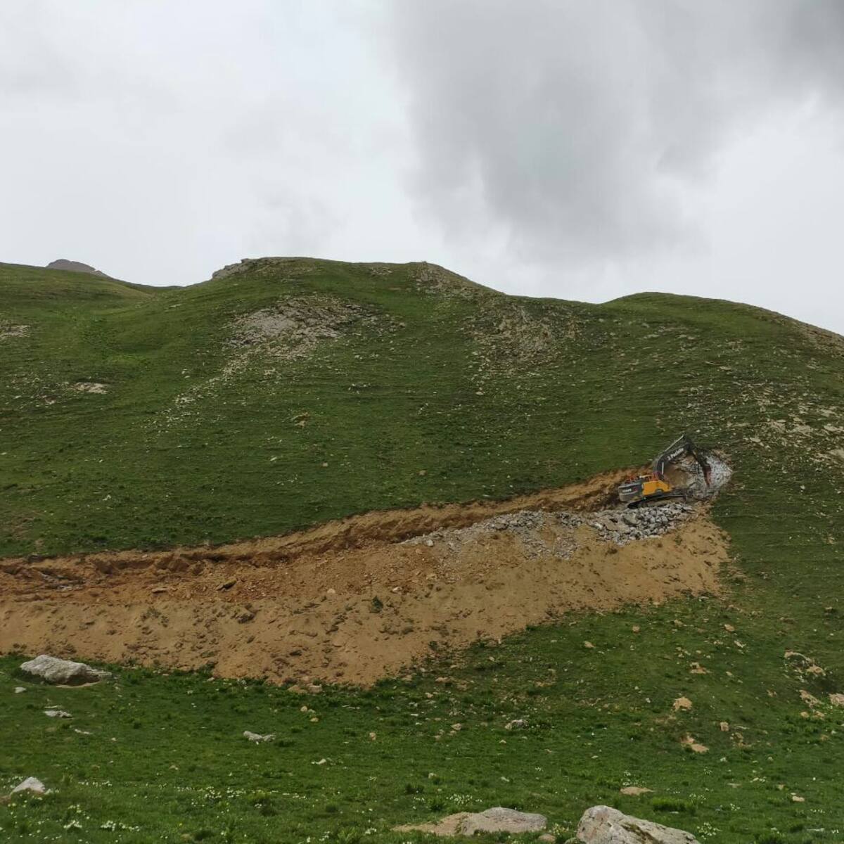 La PDMA denuncia ante la Guardia Civil la ocupación de tierras de Castanesa por las máquinas de Aramón