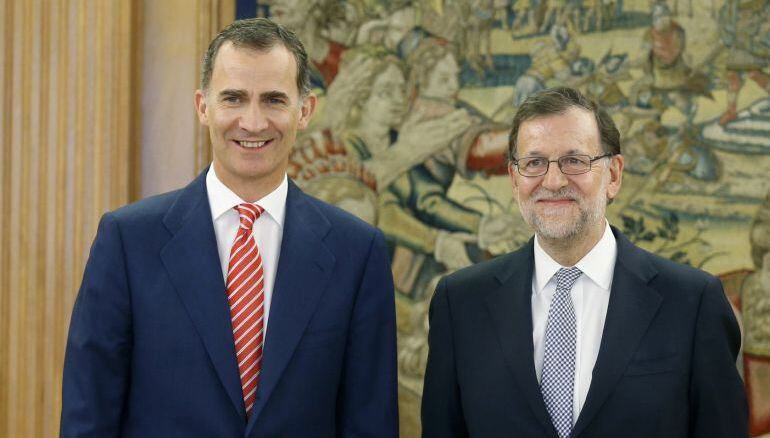 El rey Felipe VI junto al presidente del Gobierno en funciones Mariano Rajoy.