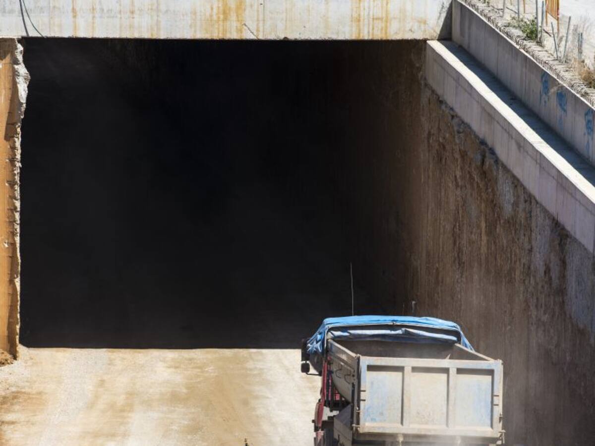 El juez que investiga el fraude en las obras del AVE exculpa al notario Lozano