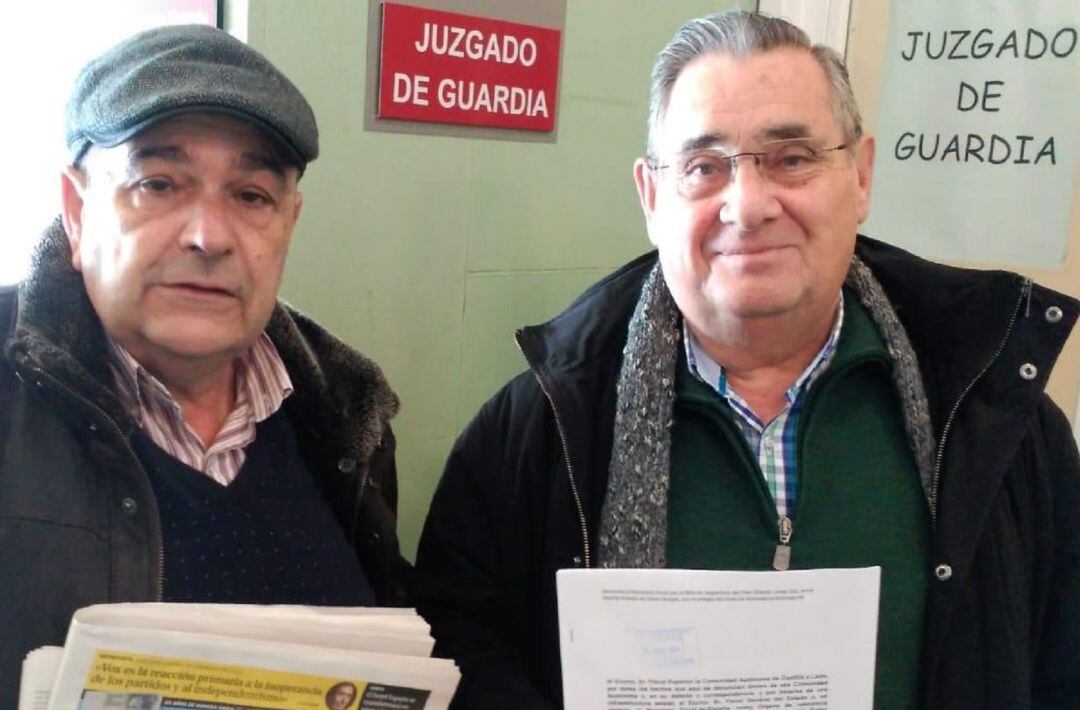 Los responsables de los colectivos muestran el escrito que presentaron este domingo en el Juzgado de Guardia
