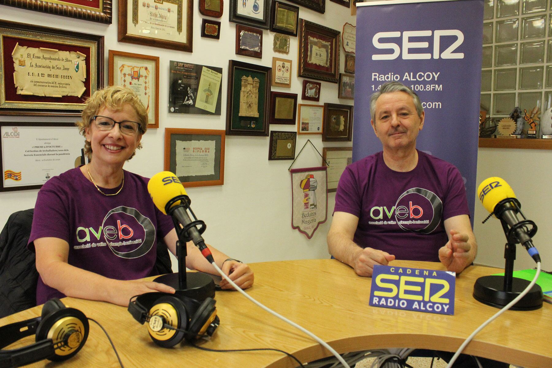 Paqui Javaloyes y Paco Seguí en el estudio central de Radio Alcoy