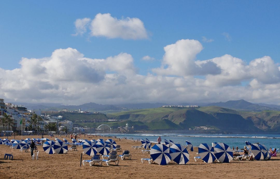 Ambiente en la Playa de las Canteras en Las Palmas de Gran Canaria, Canarias (España)