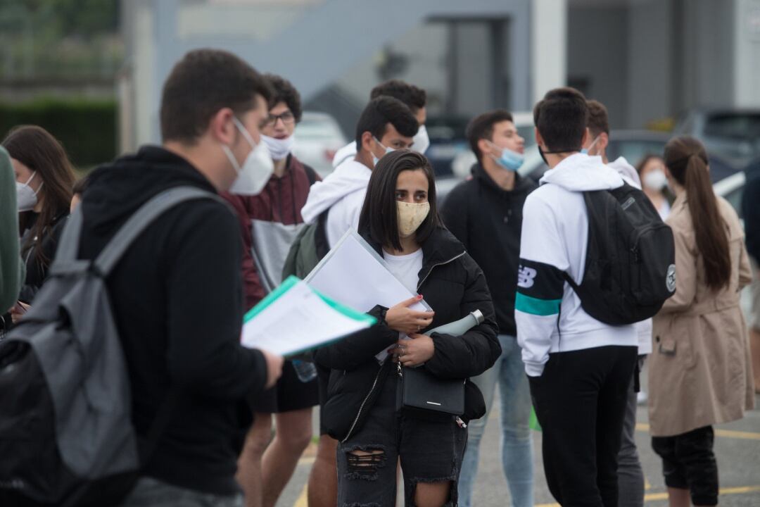 Estudiantes de bachillerato minutos antes de entrar en clase.