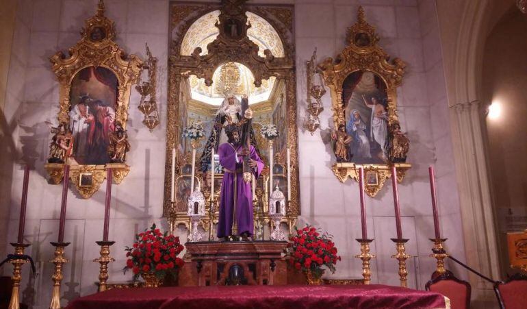 El Señor de la Salud y la Virgen de las Angustias, en el altar mayor de su santuario