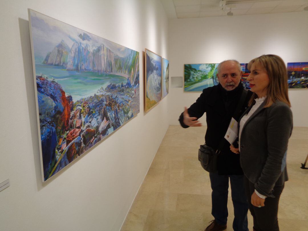 El artista explica uno de sus cuadros a la concejal de Cultura, Azucena Esteban