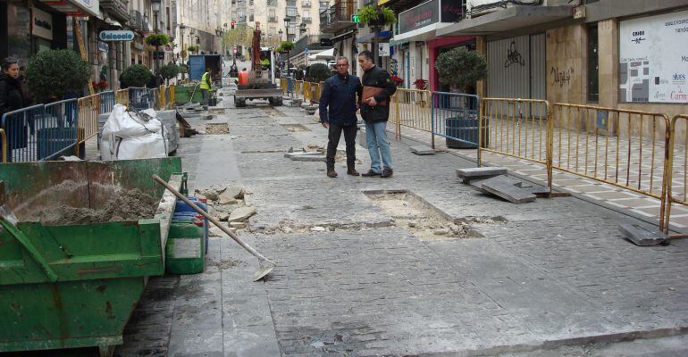 El concejal de Mantenimiento Urbano, Juan José Jódar (derecha), durante su visita a las obras.