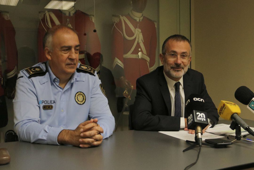 D&#039;esquerra a dreta, el cap de la Guàrdia Urbana, Josep Maria Riera, i el regidor de Seguretat, Pere Casellas