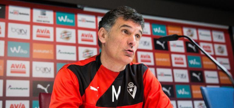 Mendilibar, en la sala de prensa de Ipurua