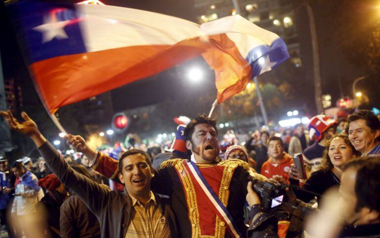 Un hombre vestido como el héroe nacional Bernardo O´Higgings celebra el triunfo de Chile sobre Uruguay.