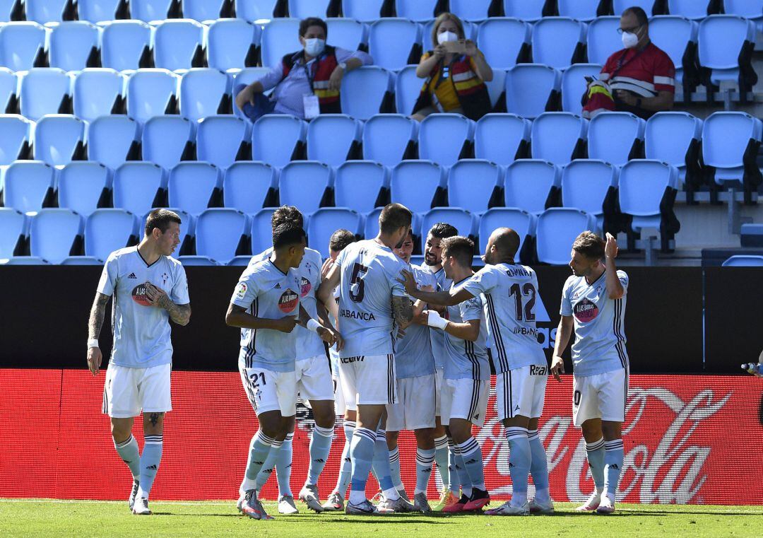 Nolito celebrando el gol al Betis con sus compañeros