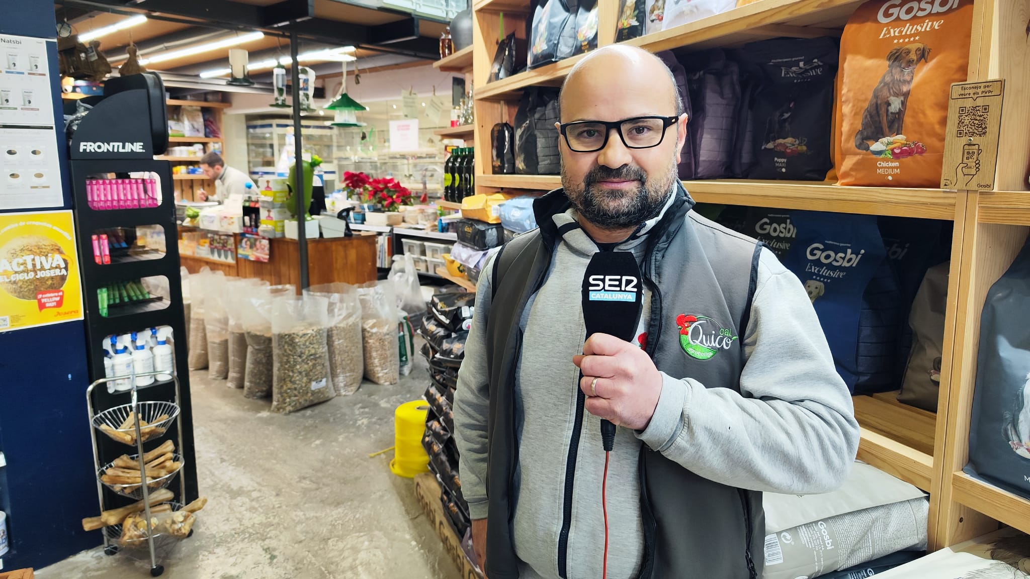 Un moment de l&#039;entrevista al propietari de la botiga d&#039;animals Cal Quico. Foto: Maricel Benabarre.