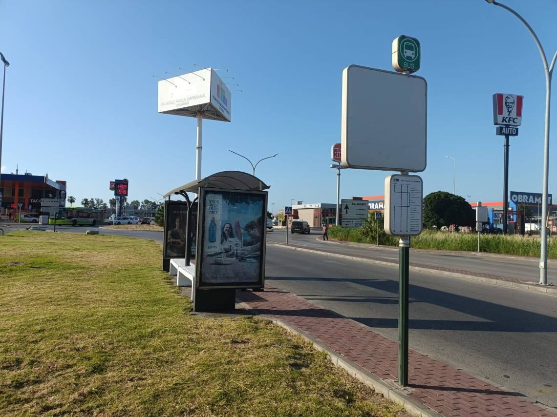 Parada de bus en el polígono de Palmones