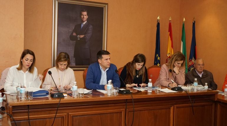 El alcalde de Torrox, Oscar Medina (PP) en el centro, junto con los ediles del equipo de gobierno durante el pleno de este martes