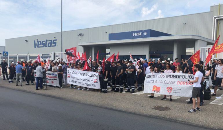 Los trabajadores se han concentrado frente a la factoría de Vestas