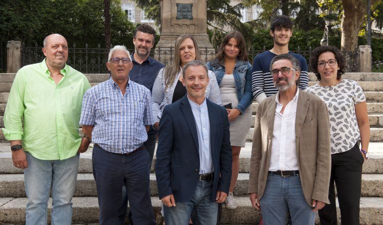 Xoan Bascuas (centro), con Xosé Mosquera (dcha) y miembros de la candidatura