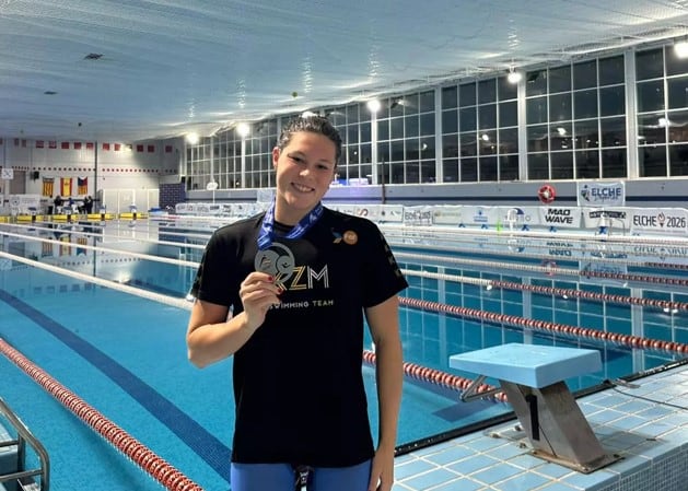Ángela posa con su medalla de plata lograda en el Nacional de Larga Distancia
