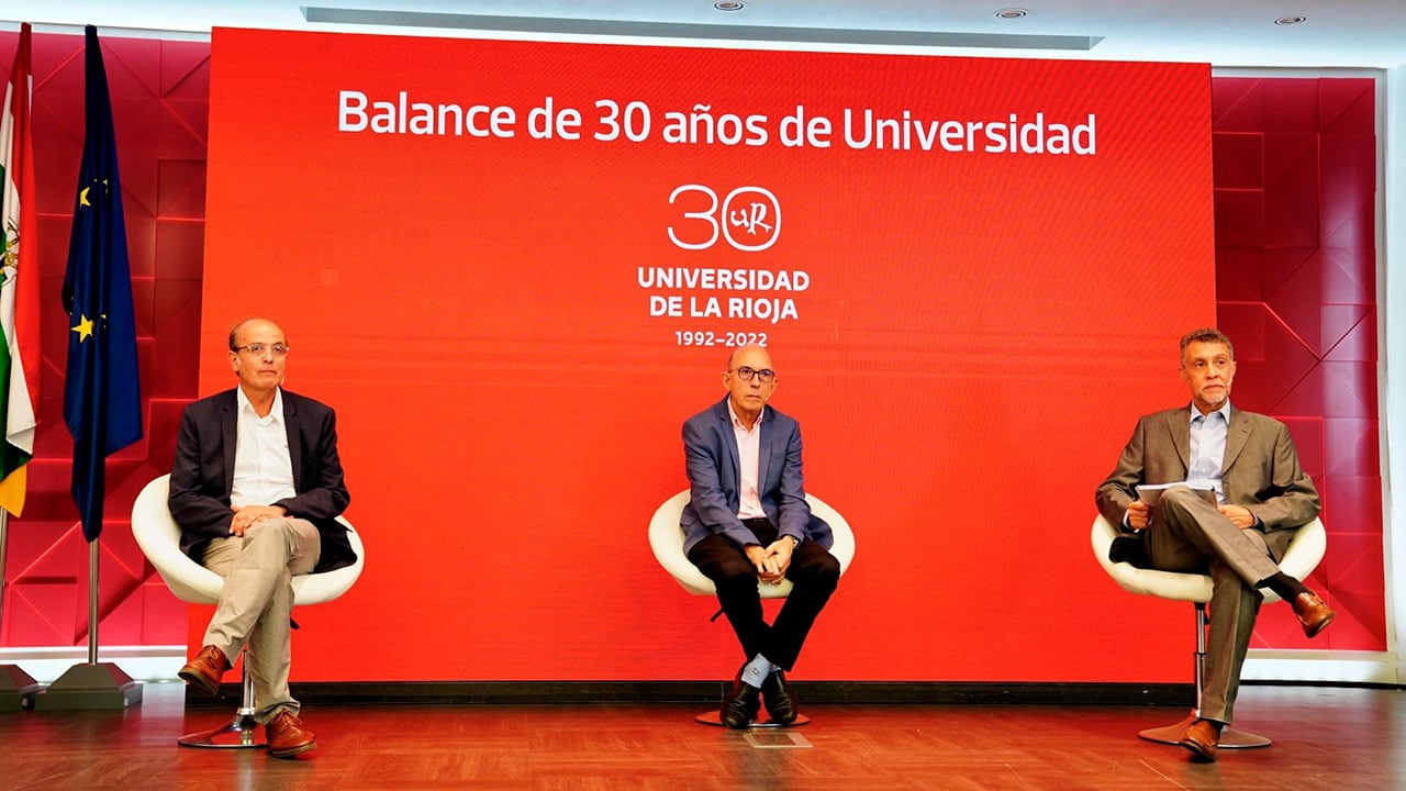 El rector de la Universidad de La Rioja, Juan Carlos Ayala, junto con los autores del informe &#039;30 años de contribución de la Universidad de La Rioja a su región&#039;