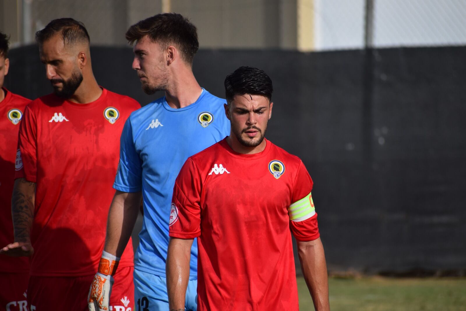 Alvarito, con el brazalete de capitán, frente al Cartagena B